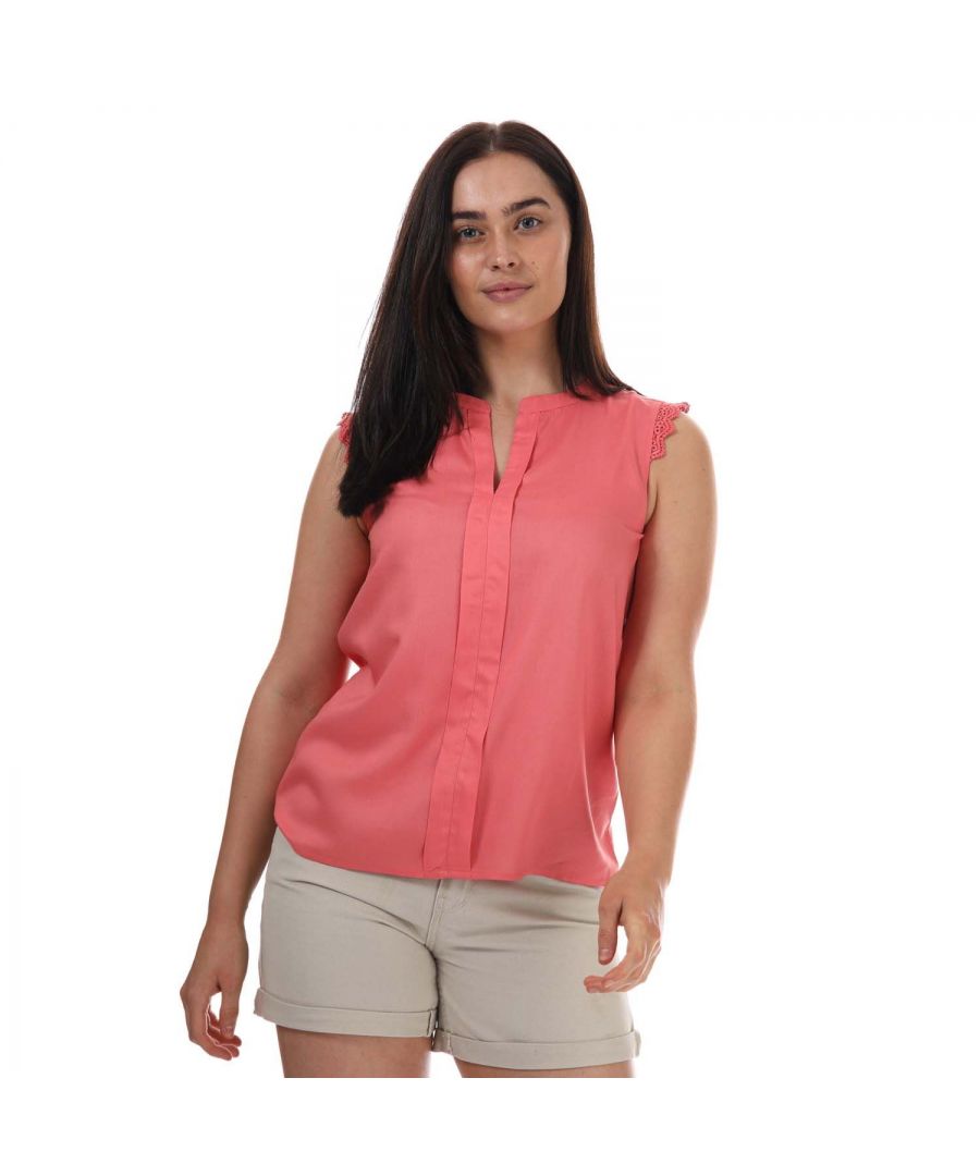 Womens Only Kimmi Lace Trim Top in rose.- V-neck.- Sleeveless.- Detail at front.- Crochet details at sleeve openings.- The top is longer at back.- Loose fit.- Body: 100% Viscose. Trimming: 100% Cotton.- Ref: 15157656E