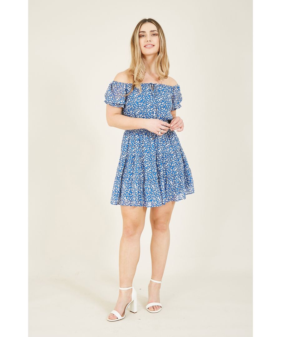 Sail into the sunset in this gorgeous mela blue floral skater dress. Featuring a flowing, a-line skirt, statement puff sleeves and a tiny peek hole fastening, this piece has us itching to get out of the office and onto a beach (or patio, or bar stool). Oozing with summer vibes, this all over floral print is not just eyecatching but also super flattering. Pair with white sneakers and your favourite statement jewellery.