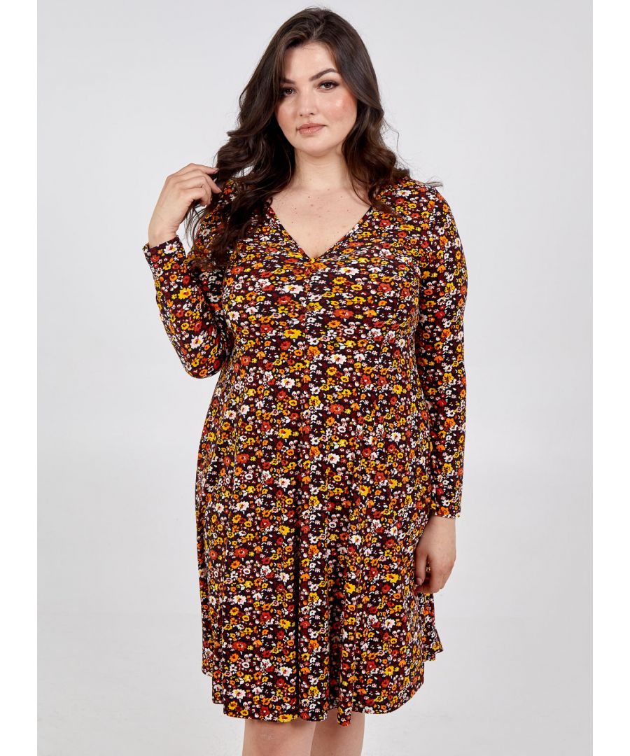 It's time to add some darker blooms into your Autum/ Winter wardrobe! This button front fit and flare dress provides a classic fit, that's fit to flatter! Team this dress with ankle boots and tights for an effortlessly style this season!