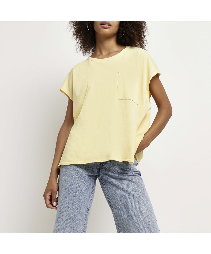 > Brand: River Island> Department: Women> Colour: Yellow> Type: T-Shirt> Material Composition: 100% Cotton> Material: Cotton> Neckline: Crew Neck> Sleeve Length: Short Sleeve> Pattern: No Pattern> Occasion: Casual> Size Type: Regular> Season: AW22