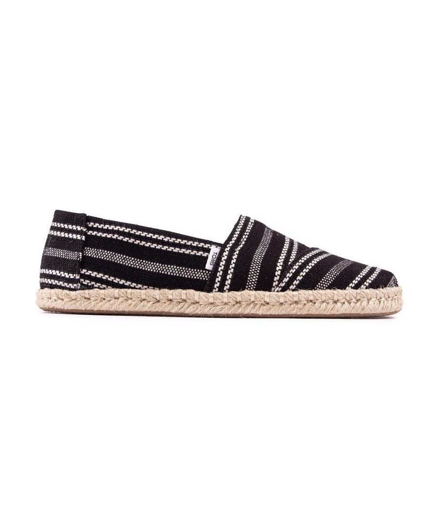 Houd je voeten blij. casual en in stijl met de kenmerkende TOMS Alpargata damesespadrilles met een duurzame. zwart bovenwerk met een wit stikselontwerp en kenmerkende branding. Het elastische kruisje. Binnenzool van Ortholite-schuim. natuurlijke espadrillezool en lichtgewicht constructie zorgen voor draagcomfort de hele dag door.