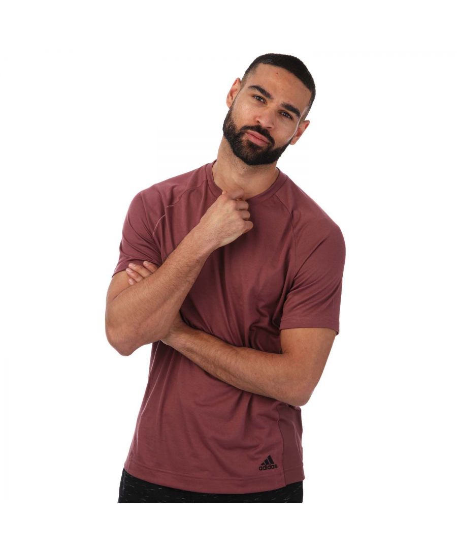 Mens adidas Yoga Training T- Shirt in burgundy.- Crewneck.- Short sleeves.- Mesh side panels.- Moisture-absorbing AEROREADY.- Regular fit.- 100% Polyester (Recycled).- Ref: HC2642
