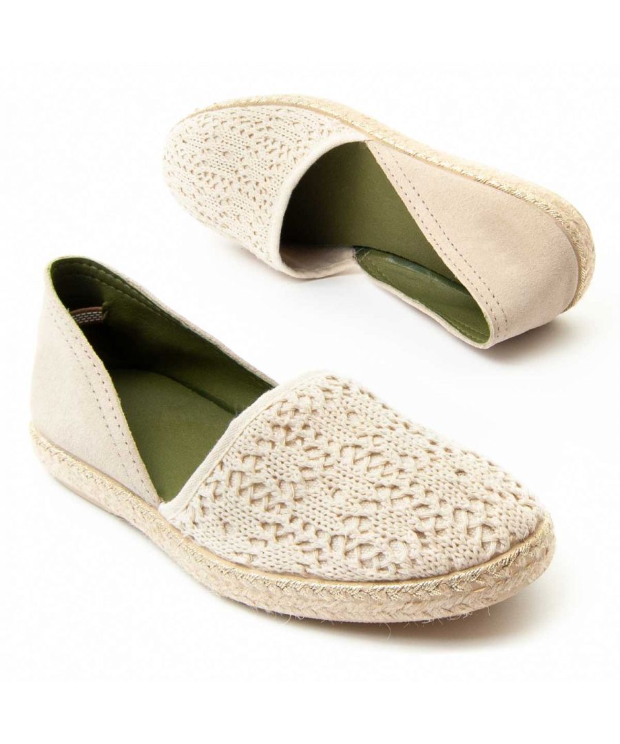 Tradition, comfort and craft have been combined to create these ideal espadrilles. Manufactured with artisan tradition in Spain. Featuring a rubber sole to make them flexible and non-slip. The outer is also made from soft natural material. All of our materials are free of chrome VI. Elasticated at the ankle to achieve better fastening and fit. Crochet-effect design. Breathable interior lining and hypoallergenic microfibre fabric. Low carbon footprint.