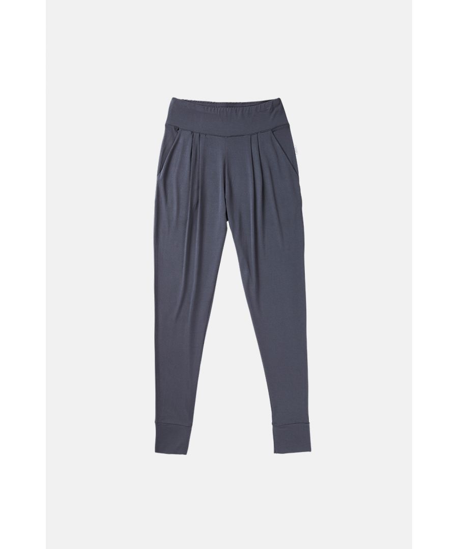 The�Downtime Lounge Pant  Draped Fit With A Tapered Leg. Stretchy, Stylish And Sustainable, Our Downtime Lounge Pants Are Your New Weekend Companion And Will Take You From Your Couch To Your Favorite Cafe In Comfort. With Their Wide Waistband, Premium Storm Color And Heavyweight Feel, These Women'S Lounge Pants Exude Luxury. In A Gently-Snug, Draped Fit, These Gorgeous Pants Feature A Tapered Leg With Comfortable, Fitted Ankle Cuffs And Pleating Below The Waistband.