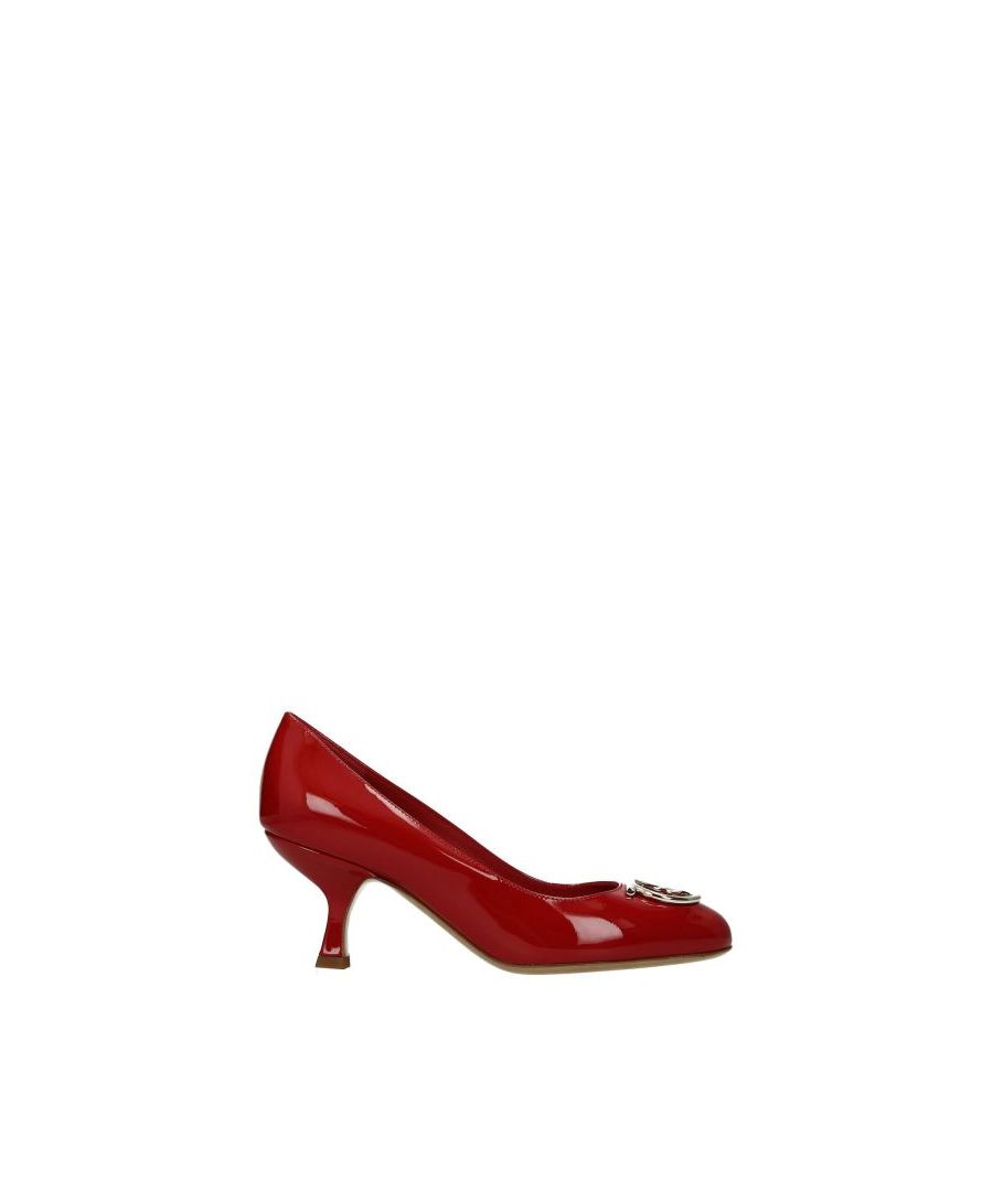 The product with code SERINA0707126 model serina in red patent leather is a women's pumps designed by Salvatore Ferragamo. It has features like front detail. Wear it for these occasions: aperitif with friends, dinner with friends, working lunch. Ideal for your style casual. The product is made by the following materials: patent leatherHell height type: high heelHeel Height: 7 cmBottomed Shoes is leatherRound toeThe product was made in Italy