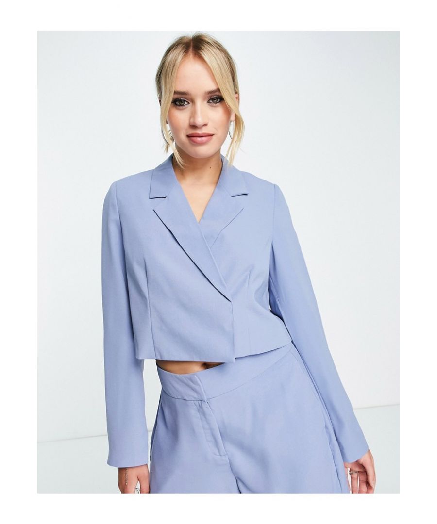 Blazer by Vero Moda Work-to-weekend vibes Notch lapels Press-stud fastening Cropped length Regular fit Sold by Asos