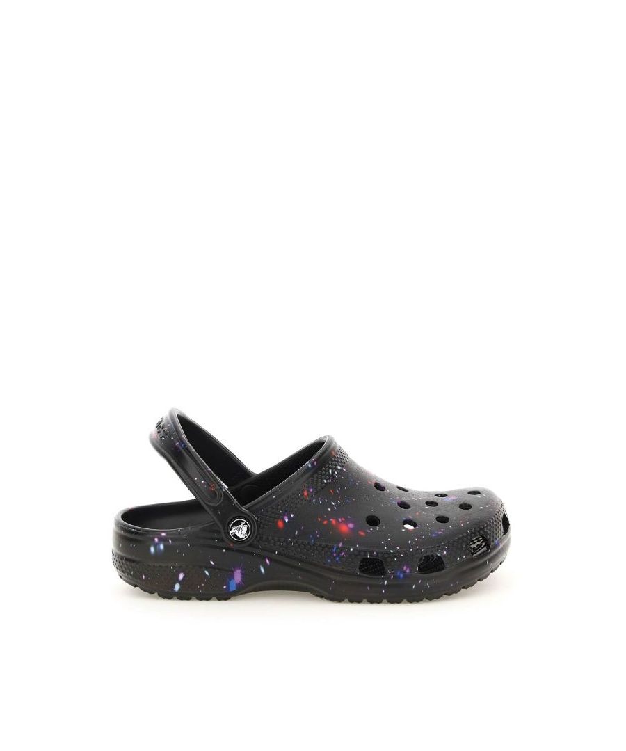 Classic CROCS sabot made with light and resistant material with all-over Out of this World graphic print. Round toe design with holes on the upper, movable strap on the back with logo button detail on the sides. Inside with comfort crocs technology. Rubber outsole.