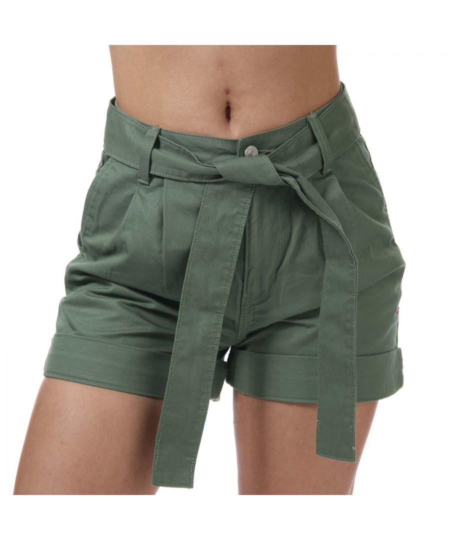 Womens Tommy Hilfiger Essential Organic Cotton Shorts in green.- Self-tie belt at waist.- Two waist angled pockets.- Two back patch pockets.- Tommy badge at side.- Tommy Jeans branding.- Turn-up hem.- Mom fit.- Main material: 100% Cotton.- Ref: DW0DW09746L0P