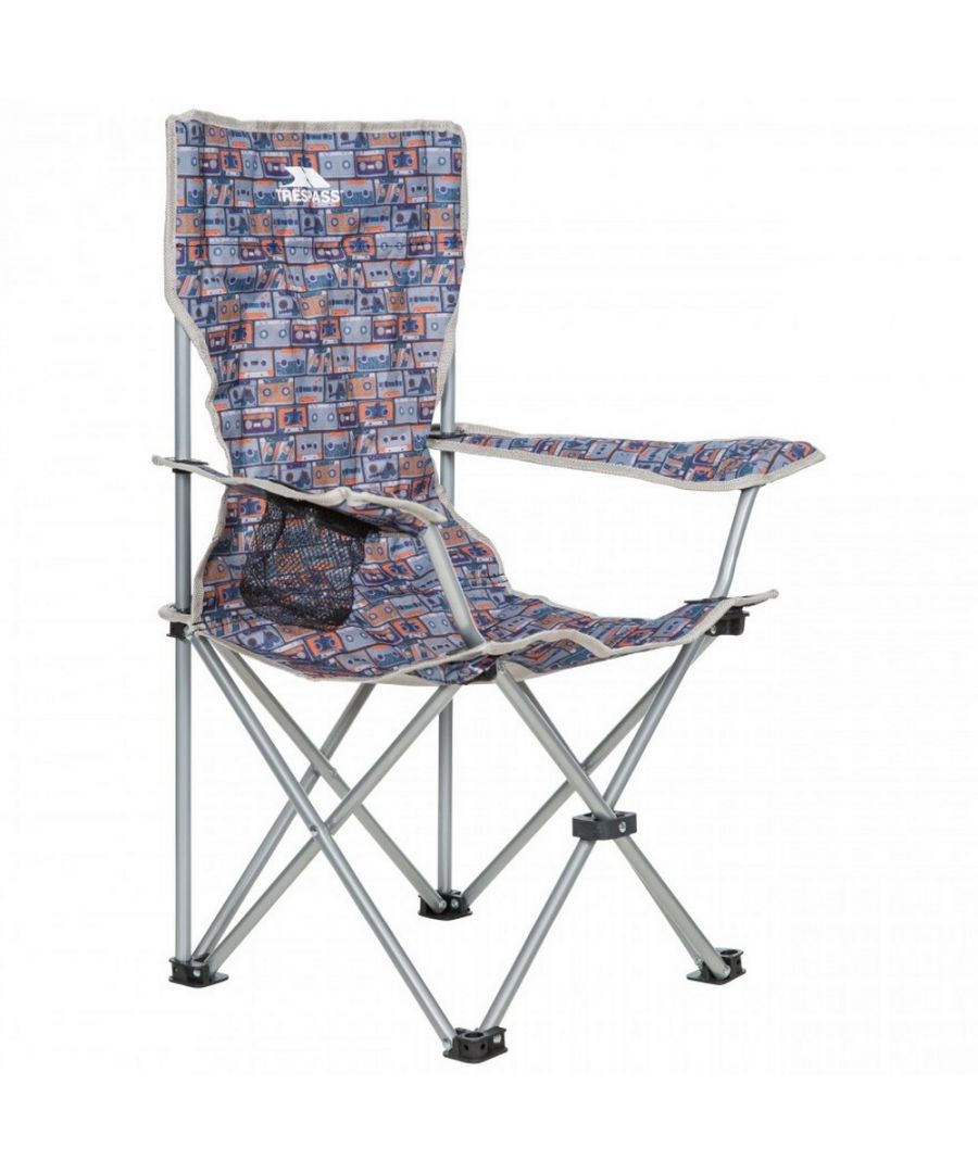Kids camping chair. 0.8mm x 16mm steel secured with bolts. Mesh cup holder. Packed in Trespass branded carry bag with shoulder strap. Material (seat): 100% 600D Polyester with PVC Coating, Material (carry bag): 100% 210D Polyester.
