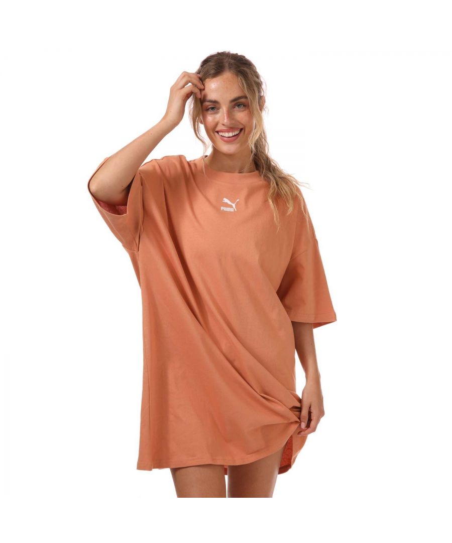 Womens Puma Classics Tee Dress in peach.- Round neck.- Short sleeves.- Dropped shoulders.- Puma details.- Stretchy fabrics.- Relaxed fit.- Shell: 100% Cotton. Machine washable.- Ref: 53422877