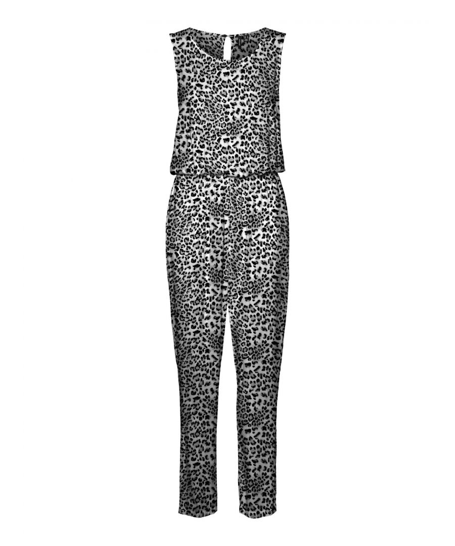 Deze dames jumpsuit van VERO MODA is gemaakt van viscose (duurzaam materiaal). Dit mouwloze model heeft een ronde hals. De jumpsuit heeft een knoopsluiting en heeft een panterprint.details van deze jumpsuit:stijlnaam: VMEASY2 steekzakken