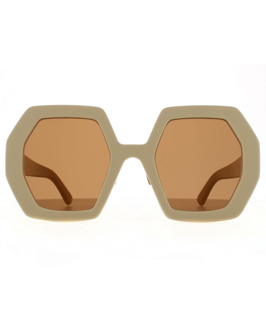 Gucci zonnebrillen GG0772S 002 Ivory White Brown zijn een oversized stijl met een acetaatframe, verstelbare neuskussens en in elkaar grijpende metalen G -logo's op de tempels.