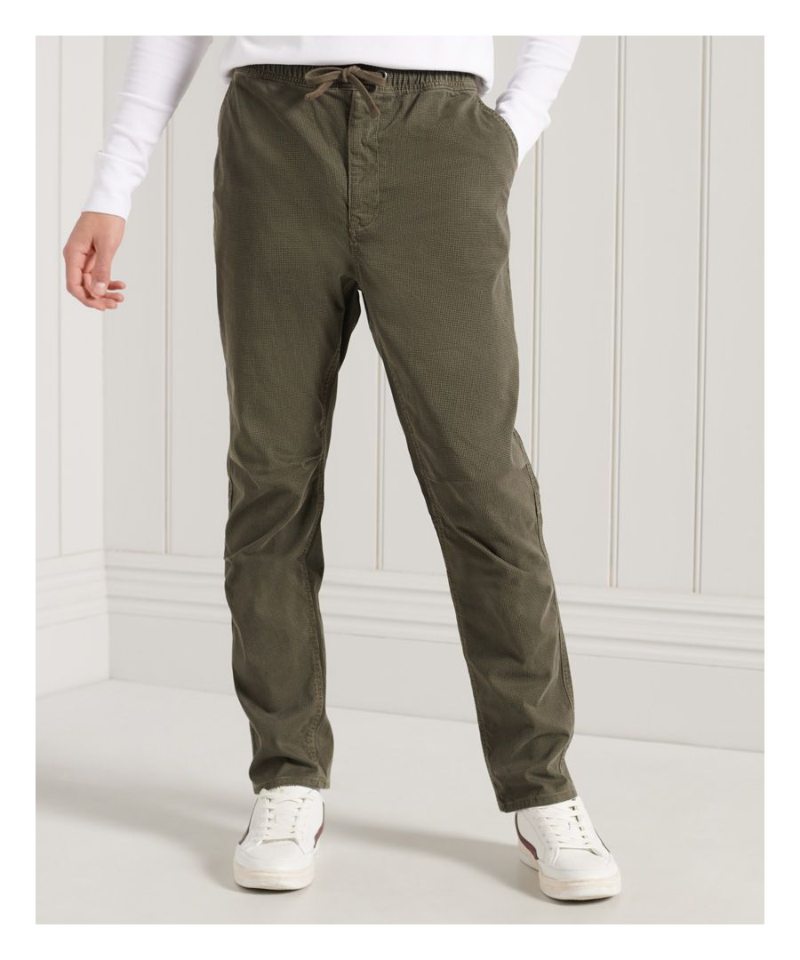 You'll get ultimate ease of styling and wear with the Core Texture Utility pants. A modern, panelled design with twin pleats across each knee for that contemporary look and a touch of comfort stretch for ease of movement.Drawstring fasteningFour pocket designSignature logo patchPleated kneesTapered design