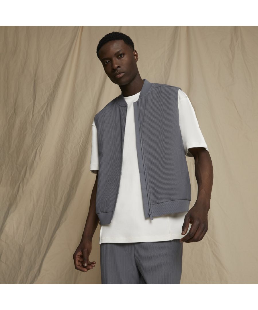 > Brand: River Island> Department: Men> Colour: Grey> Type: Jacket> Style: Gilet> Material Composition: 58% Polyester 40% Cotton 2% Elastane> Outer Shell Material: Polyester> Neckline: Crew Neck> Sleeve Length: Sleeveless> Pattern: No Pattern> Occasion: Casual> Size Type: Regular> Closure: Zip> Season: SS22