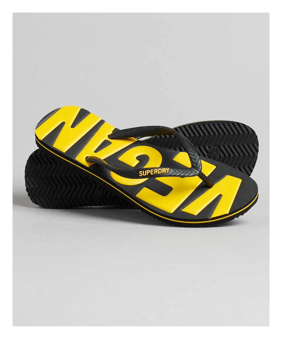Of je nu dol bent op winkelen aan de kust of graag een praatje maakt bij het zwembad, een comfortabel paar vertrouwde teenslippers mag niet in je zomergarderobe ontbreken. Dit klassieke model heeft een retrolook, maar dan met een duurzame twist. Ze werden immers prachtig vervaardigd met een veganistisch perspectief, zodat elke voetafdruk die je in het zand maakt voor een betere planeet zorgt.Rubberen voetbandReliëflogoVegan logo's op het voetbedS - UK 3-4, EU 36-37, US 5-6M - VK 5-6, EU 38-39, VS 7-8L - VK 7-8, EU 40-41, VS 9-10Onze sneakers zijn geregistreerd bij The Vegan Society en bevatten geen dierlijke producten.