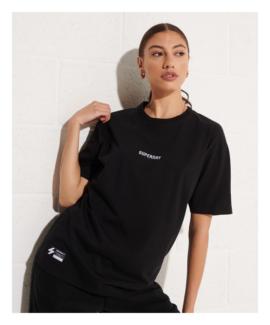 Het Code Micro-T-shirt met logo is een subtiele toevoeging aan je sportieve garderobe en de perfecte basislaag voor elke outfit.Losse pasvorm – cool en comfort komen samen in een stijlvol los model dat je gewoon moet hebbenKorte mouwenGeribbelde halslijnGeborduurd logoKenmerkend opgestikt logo