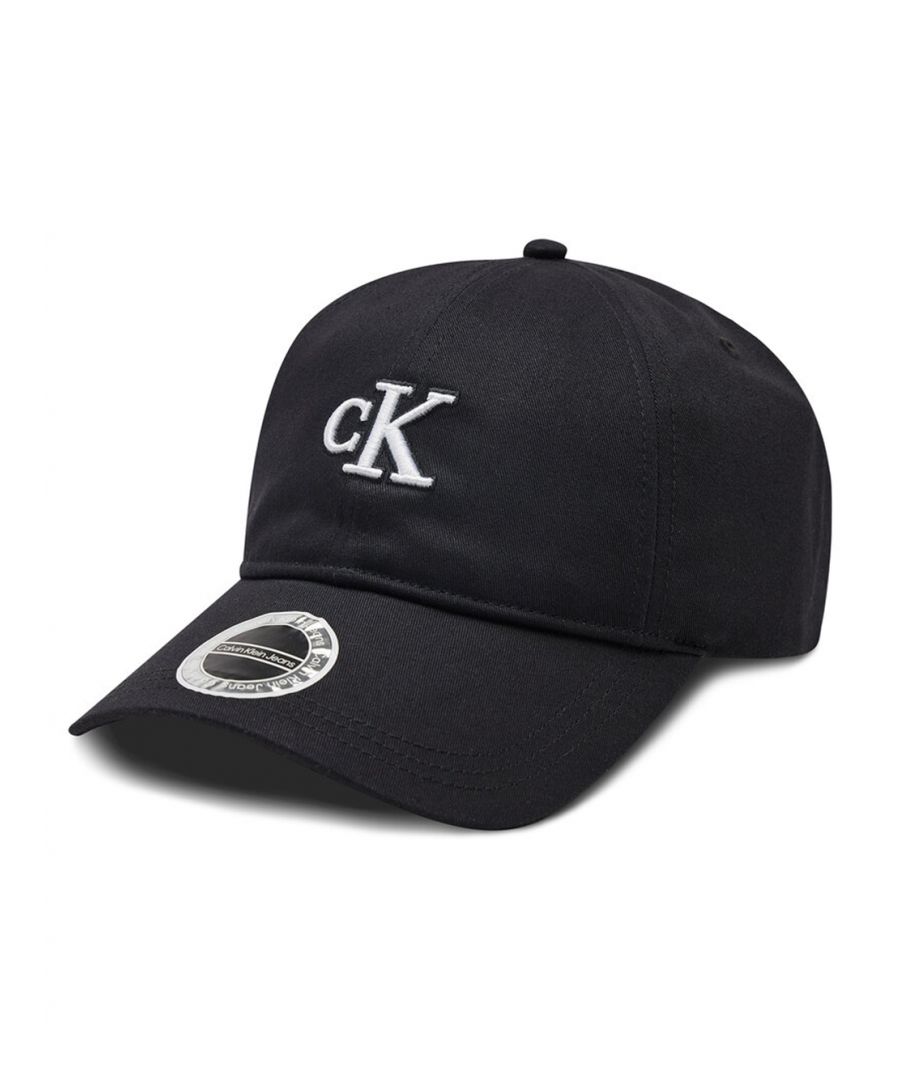 Houd je hoofd koel en stijl on point met deze comfortabele en modieuze zwarte katoenen pet van Calvin Klein. De honkbalstijl heeft een gebogen klep. het bekende CK designer logo en snapback sluiting voor een persoonlijke pasvorm.