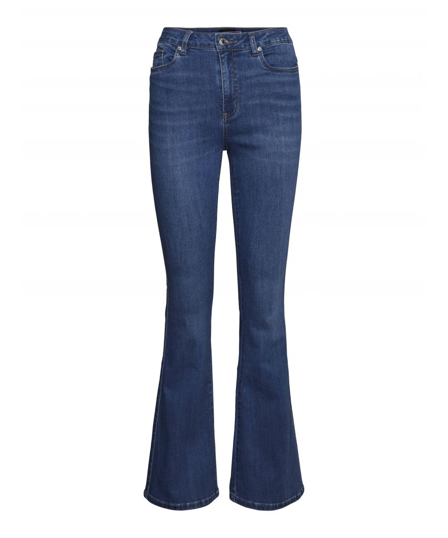 Deze flared fit jeans voor dames van VERO MODA CURVE is gemaakt van stretchdenim. Dit 5-pocket model heeft een hoge taille en heeft een rits- en knoopsluiting.details van deze jeans:•  stijlnaam: VMSIGA•  riemlussen•  5-pocket