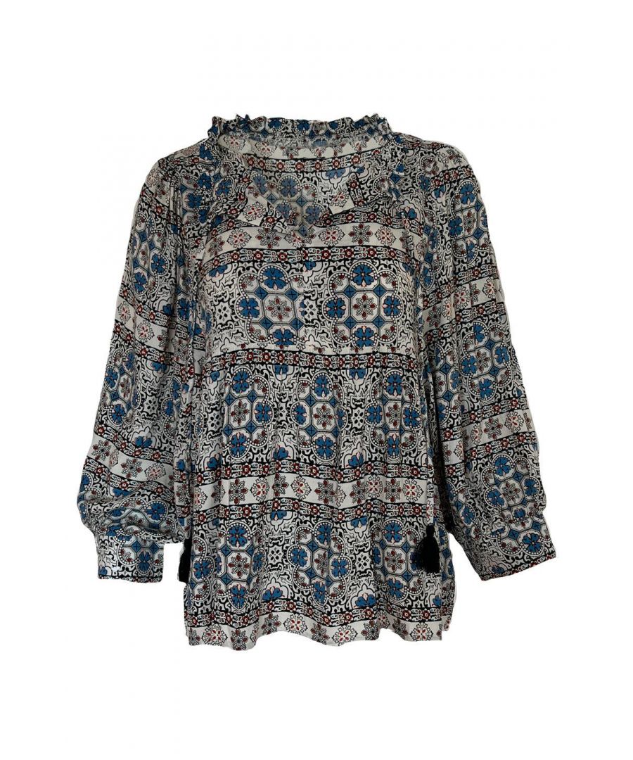 Deze ruimvallende top is een must-have in je garderobe! De top is gemaakt van 100% viscose en voelt daardoor soepel aan. Het model heeft driekwart pofmouwen met manchetten en een V-hals met ruches met onderaan twee koordjes met kwastjes die als klein strikje geknoopt kunnen worden. \n\nPrint: ornamental\nPasvorm: losvallend      \n\n\nMade in India\n\n\nMateriaal: 100% viscose\n\n\nKleur: Blue-crÃ¨me\n                                                             \n\n\n 