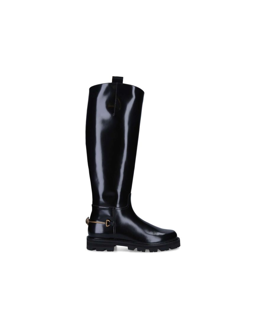 The Carnaby Riding Boot is crafted from smooth black cow leather with two pull loops at the top of the ankle. There is a antiqued brass horsebit chain with Eagle head detail on the back of the heel. Sole height: 3cm. Concealed inner side zip with leather pull tab.