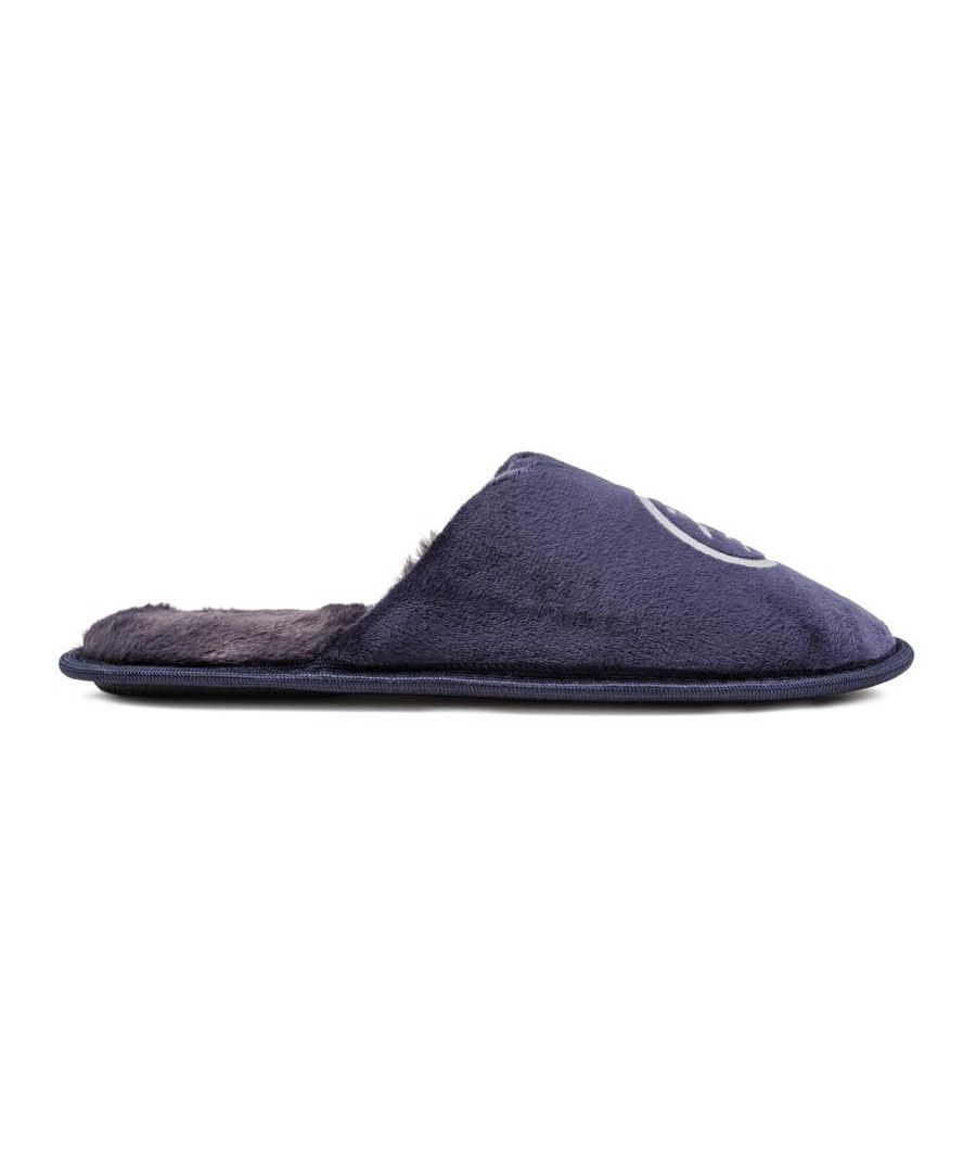 Marineblauwe Penguin Cosy pantoffels met gesloten neus en zacht synthetisch bovenwerk met in reliëf gemaakt Penguin-logo in grijs. en bijpassend voetbed van imitatiebont met merklipje. Deze instappers zijn afgewerkt met een zwarte kunststof zool en perfect voor in huis.