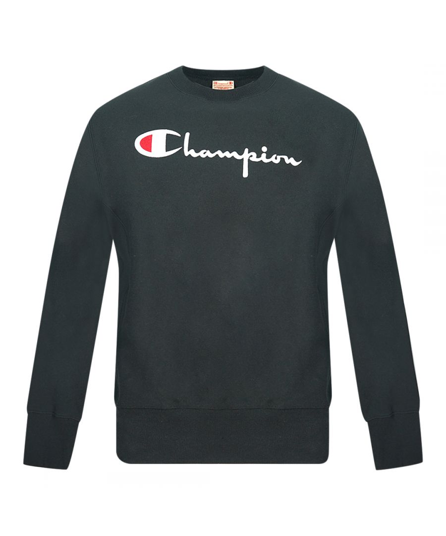 Zwart sweatshirt met Champion Script-logo. Champion zwarte trui met ronde hals. Merklogo op de borst. 73% katoen 27% polyester. Elastische mouw- en taille-uiteinden. Productcode - 215211 KK001