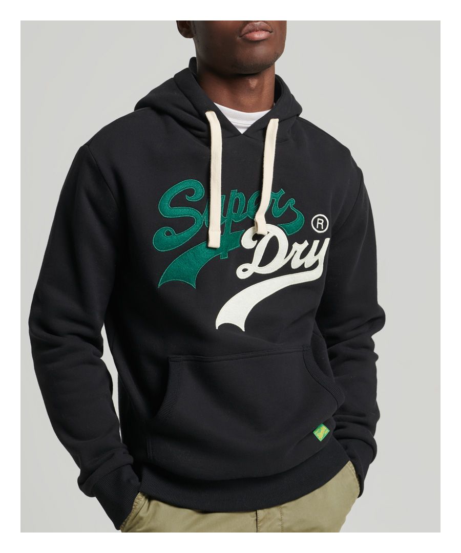 For a vintage and casual look, this hoodie essential is an ideal piece. Wear this for everyday lounging or days out, keeping that vintage vibe and comfort.Relaxed fit – the classic Superdry fit. Not too slim, not too loose, just right. Go for your normal sizeSuperdry Logo across chestDrawstring fasteningLarge front pocket