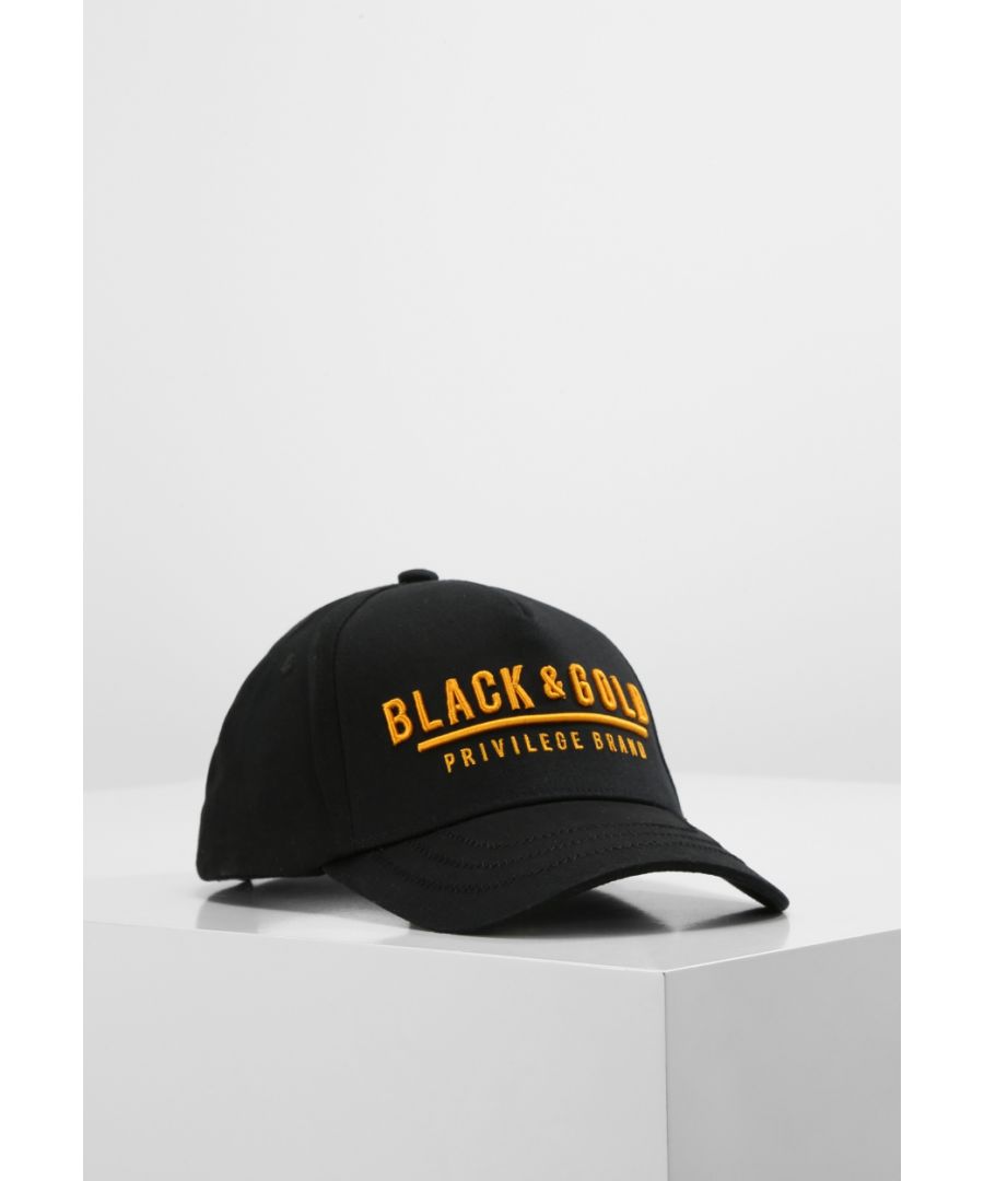 The Black and Gold men’s nombre cap from the caps series. This sporty mixed classy styled cap features an embroidered version of the Black and Gold typo in high contrasted colors on the front and a rear buckle fastening.