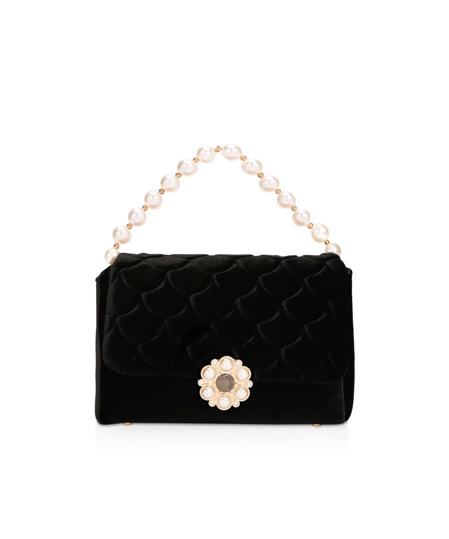 The Marina Bag arrives in black velvet with a scale stitch pattern across the front flap. The front features a gold tone floral plate with pearl detail. 14cm (H), 23cm (L), 7cm (D). Strap drop cross body: 118cm.