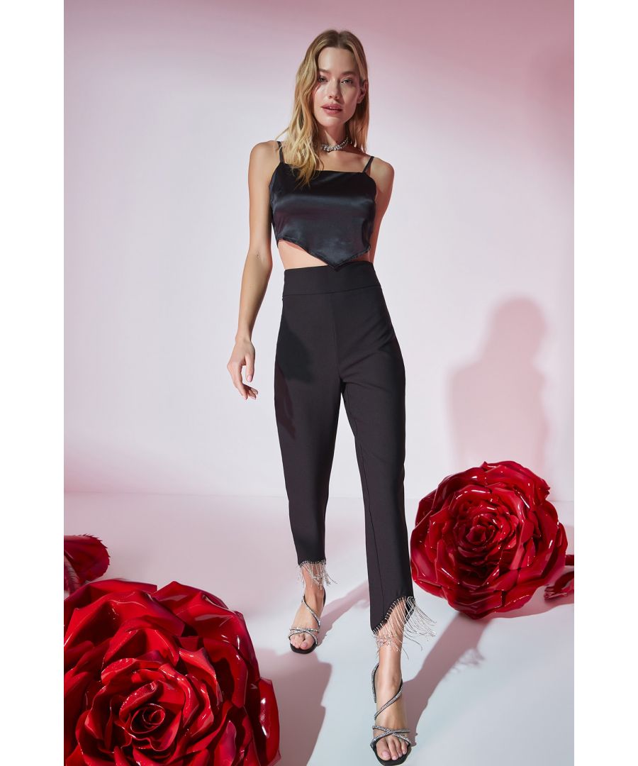 95% polyester 5% elastaan Modelafmetingen: hoogte: 1,76, buste: 84, taille: 69, heupen: 89 Steekproefgrootte: S/36/1