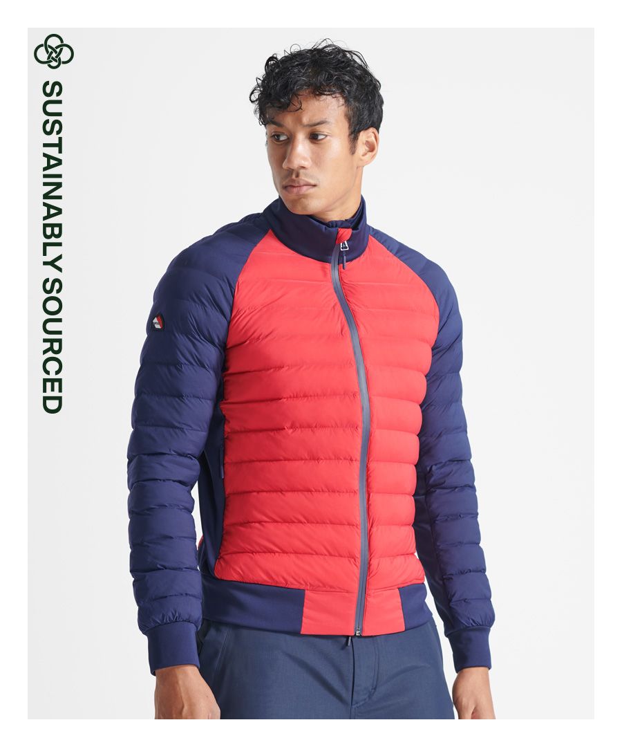 Als de koudere maanden beginnen, is het belangrijk om een slimme, stijlvolle garderobe te hebben. De hybride Motion-jas met stormsluiting biedt gewatteerd comfort met een hybride look.Slimfit – valt nauwer om het lichaam voor een strakkere lookDynamische waterafstotingRitssluitingGewatteerd ontwerpMouwboorden met elastiekTwee zijzakkenThermore eco-vullingGeborduurd Superdry-labelDe wattering in deze jas is gemaakt van 100% gerecycled materiaal. Elke jas bevat tot 20 gerecyclede flessen, waardoor wordt voorkomen dat deze flessen op een vuilnisbelt terechtkomen of onze oceanen vervuilen.