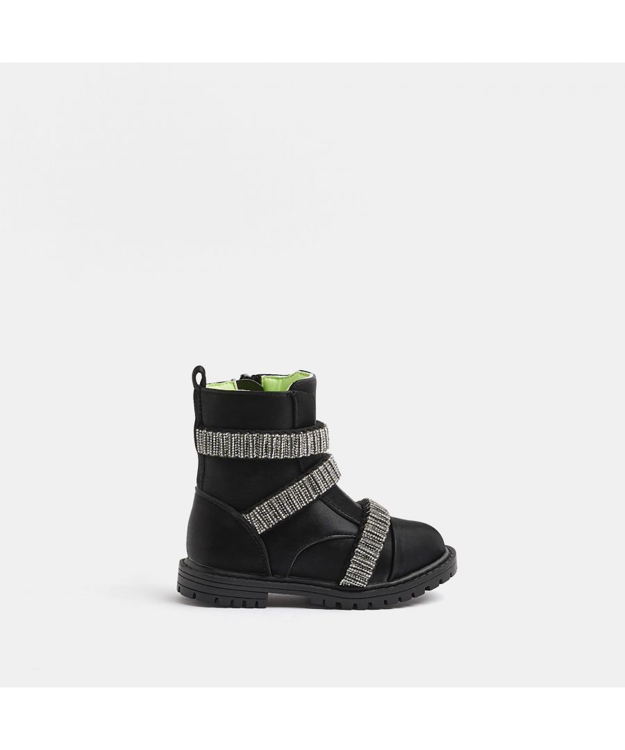 > Brand: River Island> Department: Girls> Colour: Black> Type: Boot> Style: Chelsea> Material Composition: Upper: PU, Sole: Rubber> Upper Material: PU> Occasion: Casual> Shoe Width: Standard> Closure: Zip> Shoe Shaft Style: High Top> Toe Shape: Round Toe> Season: AW22