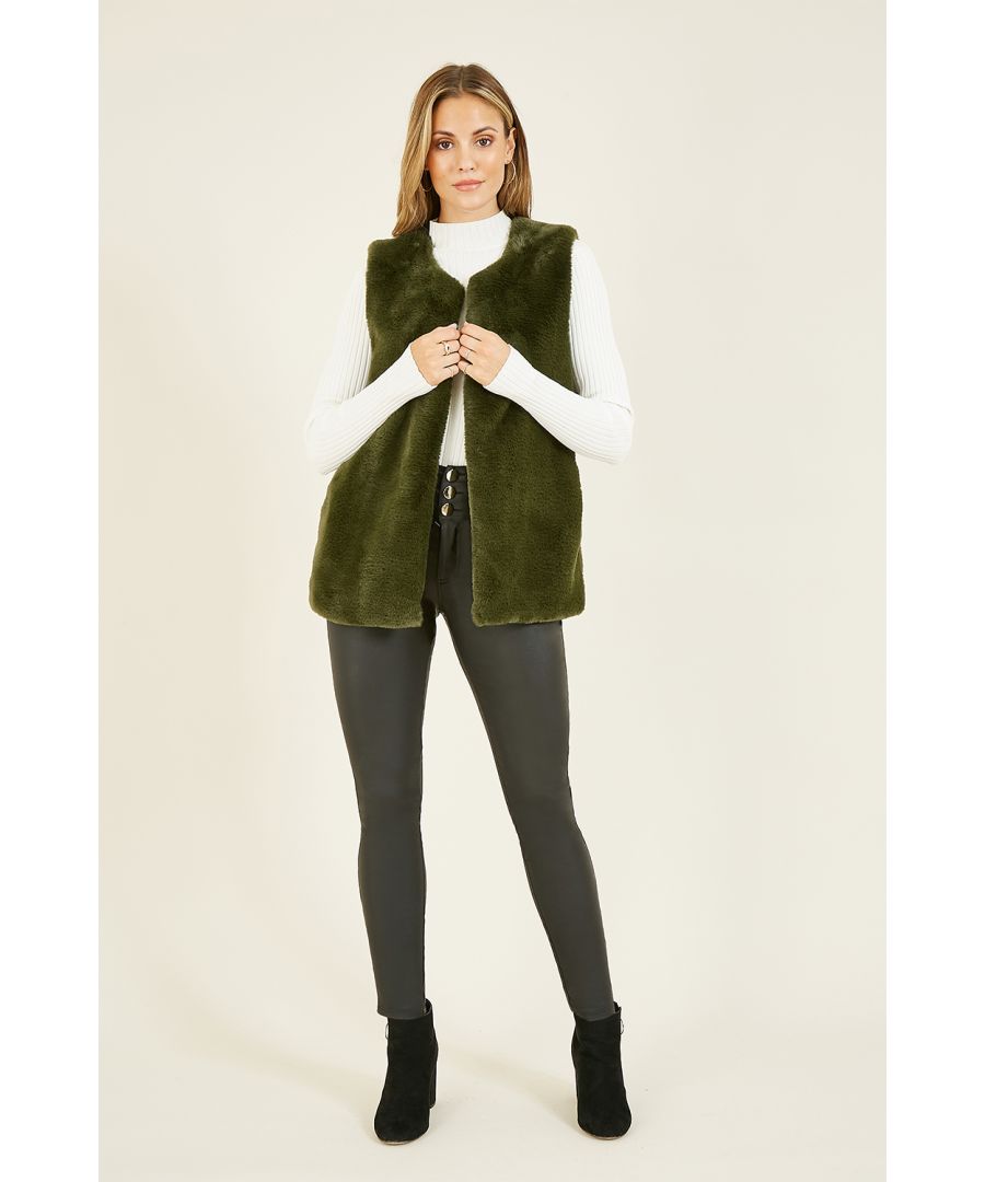 Too glam to give a damn. This Yumi Green Faux Fur Gilet is impossibly soft, adding a touch of luxury to any outfit. Perfect matched with jeans or a bodycon dress, or layered over a casual hoodie and matched with boots.