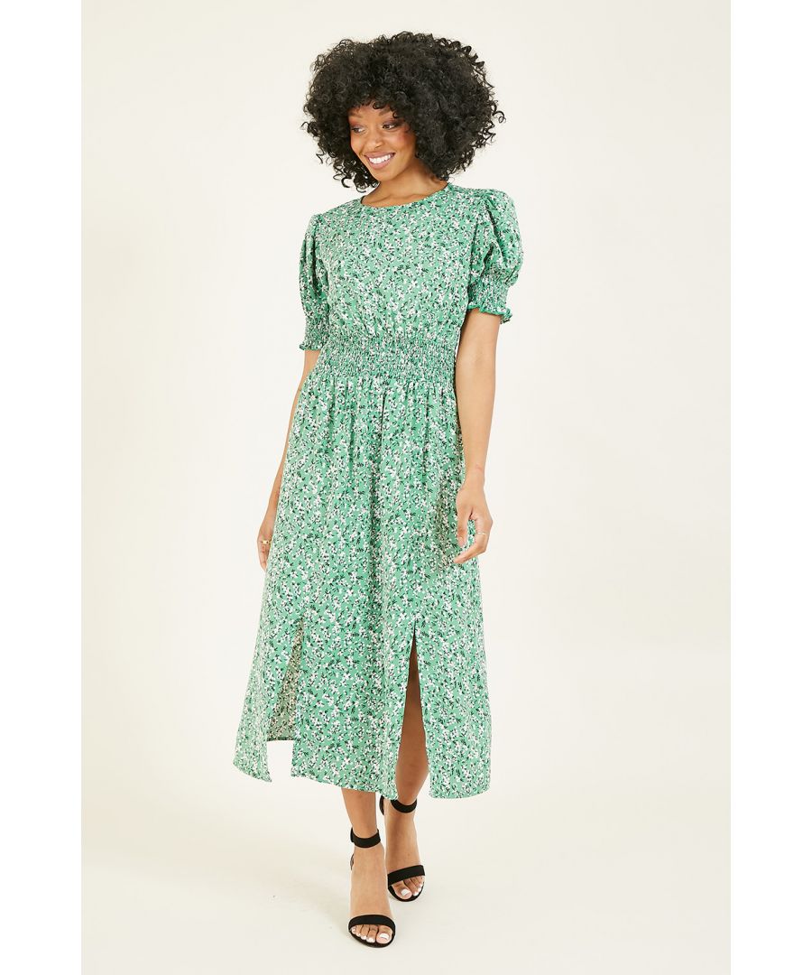 Deze Mela groene midi-jurk met ditsyprint heeft een flatterende, elastische taille met ruches en 1/4 mouwen met boord. Deze trendy jurk is een superschattige aanwinst voor elke garderobe. Perfect te combineren met plateauschoenen met bandjes en een kort spijkerjasje.
