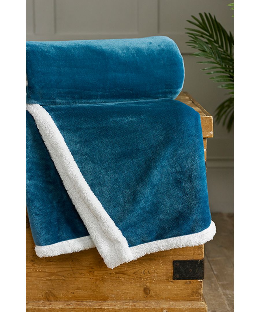 Snuggle up with these super silky Sherpa backed feel throws and get cosy and warm when needed. Supersoft and lightweight. Good for travel and for those chilly days outdoors or for something decorative indoors to snuggle up with. A huge hit with all the family, even the family pet!