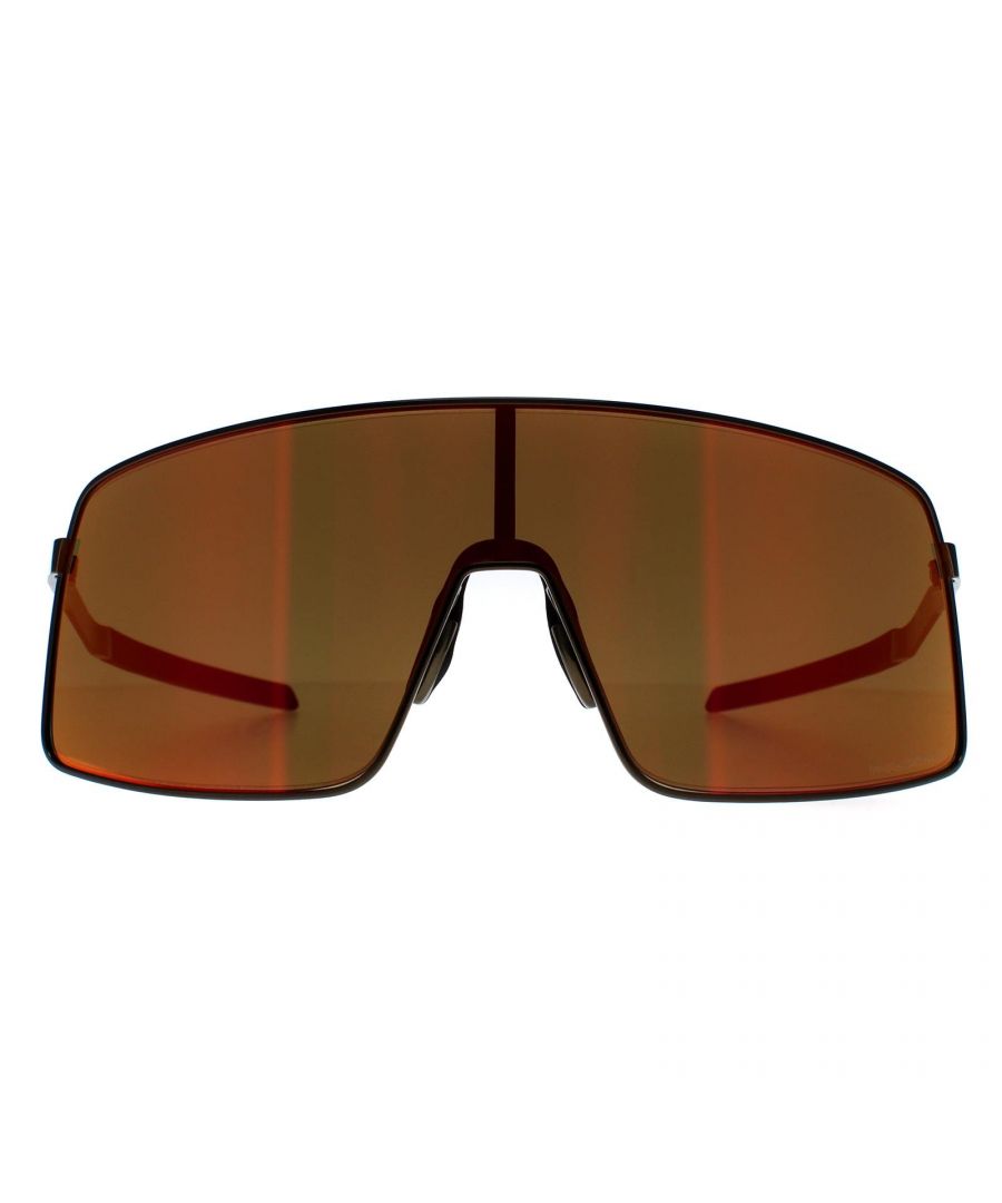 De Oakley Sutro TI OO6013-02 satin carbon prizm ruby zonnebril is een stijlvol en functioneel accessoire waarmee je er de hele dag goed uit blijft zien. Met een gedurfd en modern ontwerp, zal deze zonnebril zeker de aandacht trekken waar je ook gaat. Het montuur is gemaakt van lichtgewicht en duurzaam O-Matter materiaal, dat een comfortabele en stevige pasvorm biedt voor langdurig gebruik.  Deze zonnebril is ook voorzien van Oakley's gepatenteerde Three-Point Fit, die ervoor zorgt dat het montuur je hoofd alleen raakt bij de brug van je neus en achter je oren. Dit vermindert drukpunten en zorgt voor een comfortabele pasvorm om de hele dag te dragen. Unobtainium oorschelpen en neuskussentjes zorgen voor een veilige en comfortabele pasvorm, zelfs tijdens zweterige activiteiten.