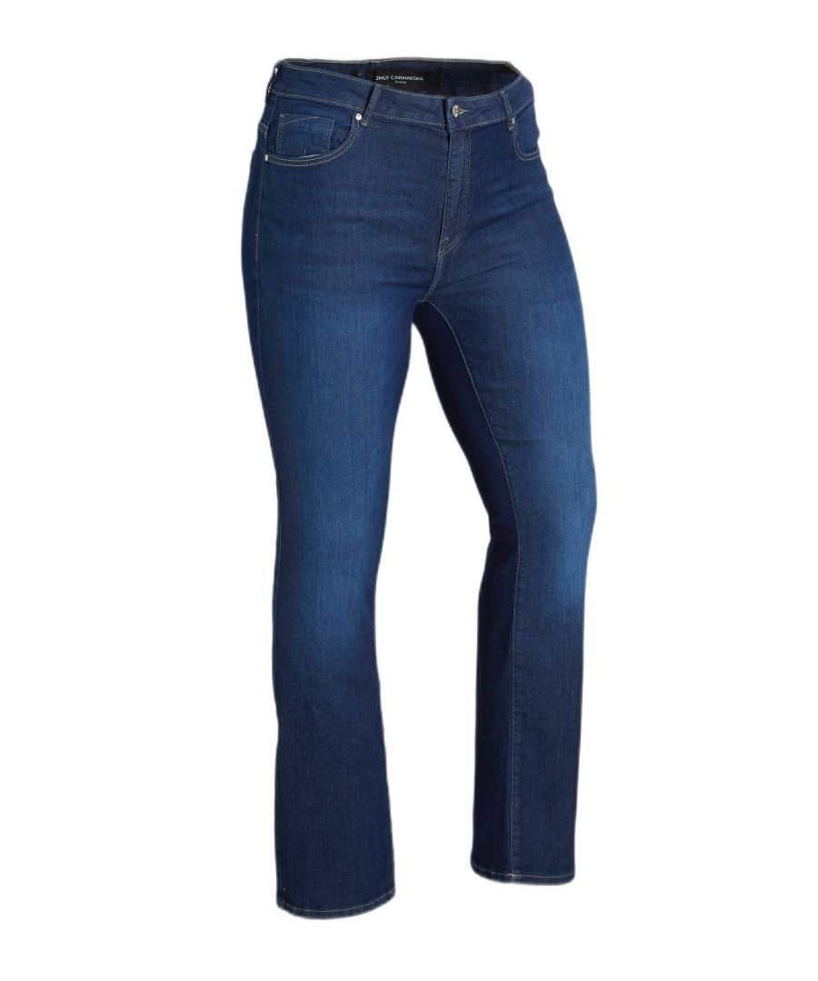 Deze flared fit jeans voor dames van ONLY CARMAKOMA is gemaakt van stretchdenim. Het 5-pocket model heeft een hoge taille en heeft een rits- en knoopsluiting.details van deze jeans:•  stijlnaam: CARFLAKE•  5-pocket
