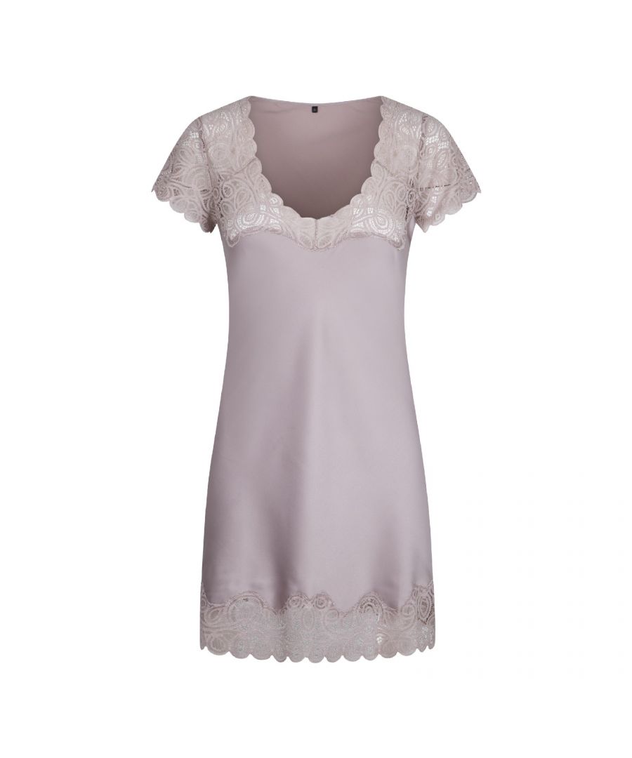 Bark Elegance In love with lace! Deze elegante serie is gemaakt van een uniek kant. Bark Elegance is een echte toevoeging aan je lingeriecollectie. Deze soepel vallende jurk met kanten mouwen, hals en onderkant is super trendy!