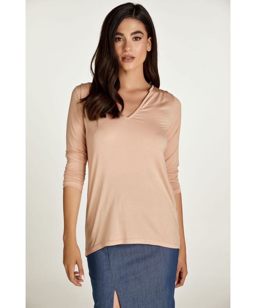 Deze stofroze top met lange mouwen is vervaardigd uit stretch jersey: micromodal-elastaan. Het heeft een diepe V-halslijn, een boord aan de binnenkant van de hals en plooien aan de voor- en achterkant van de schouder. Dit kledingstuk is gestileerd in een ontspannen recht silhouet.