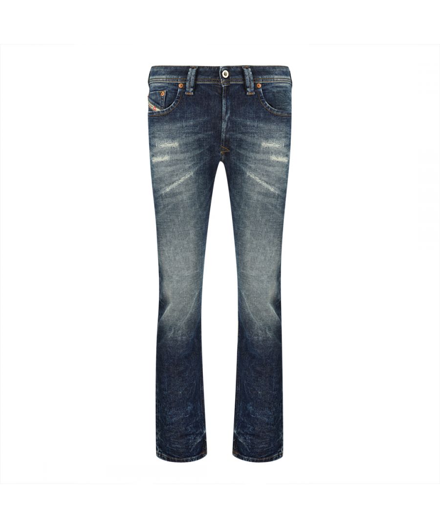 Diesel Larkee 084ZX jeans. Diesel Larkee 084ZX jeans met normale pasvorm. Knoopsluiting, versleten, versterkt en gerafeld denim 98% katoen, 2% elastaan stretchdenim. Rechte pijpen. Diesel-merkbadge