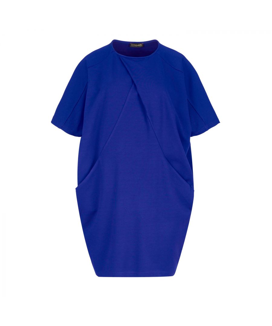 Deze koningsblauwe jurk is gemaakt van Punto di Roma-stof. Hij is mouwloos en heeft een ronde halslijn. Met een grote plooi die net onder de halslijn en zijzakken begint. De jurk heeft een vleermuispasvorm die begint bij de schouders.