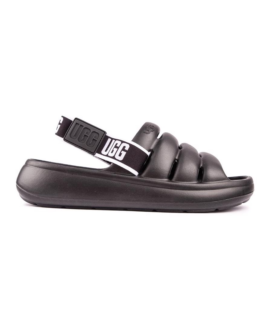 Soms heeft een meisje gewoon wat fantasie nodig. stevige sportieve zwarte sandalen. Deze UGG® Sport Yeah-sandalen hebben een licht wigvormige zool en een zacht, comfortabel bovenwerk. zet je in de comfortzone met UGG®-stijl en eigentijdse branding.