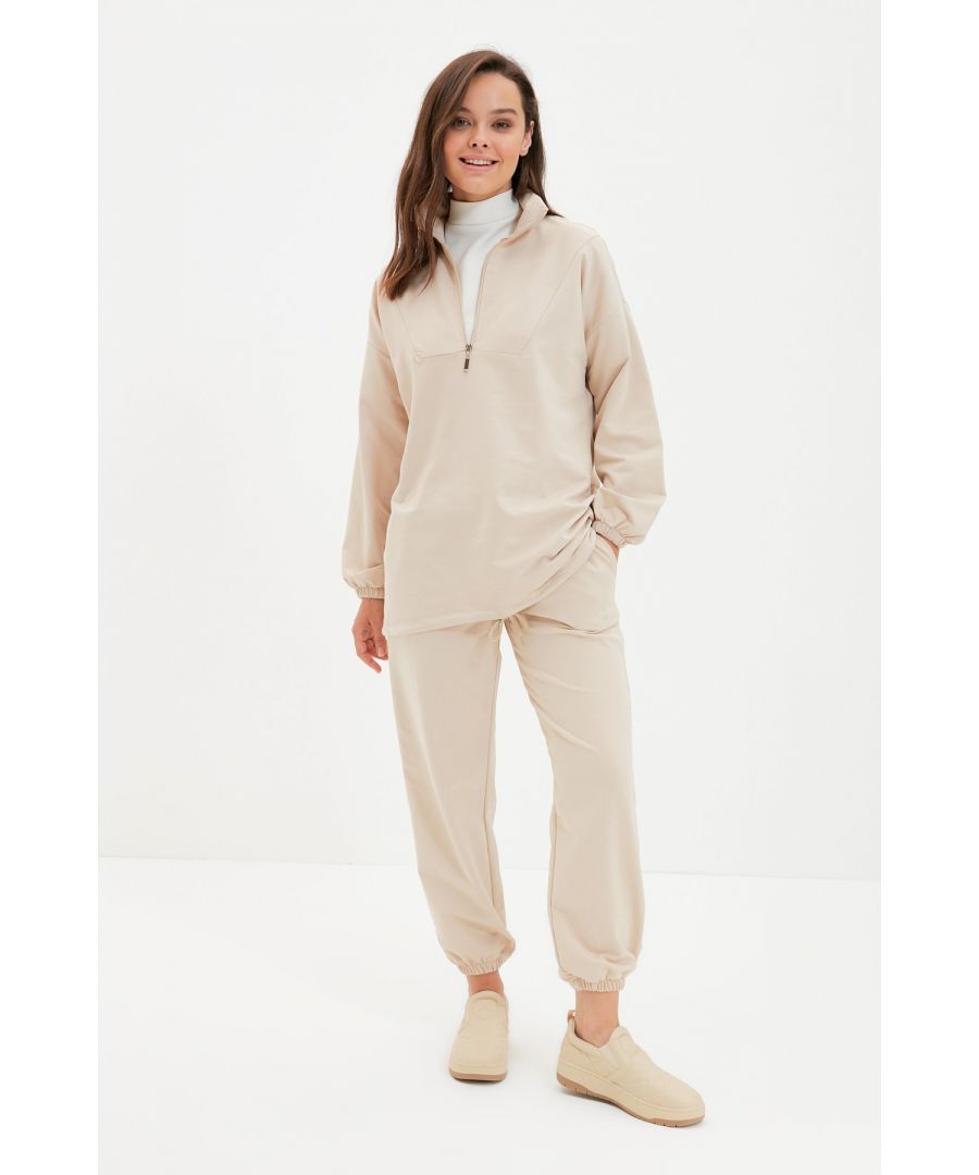 Lengte bovenkant: 75 cm Binnenlengte: 68 cm Afmetingen van het model: hoogte: 1,73, buste: 84, taille: 62, heup: 93 Het product op de paspop is maat S/36. Polyester - 62% Katoen - 38% Zacht handvat
