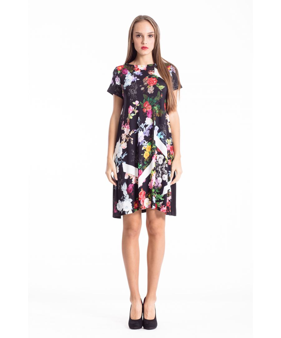 Sit up and smell the flowers this season as you step out in style in this floral dress from Conquista. Crafted with solid colour pleats and styled in an A line silhouette, this flattering piece will be your go-to dress during those warmer months. Model shown is 178cm and is wearing size 36/S.