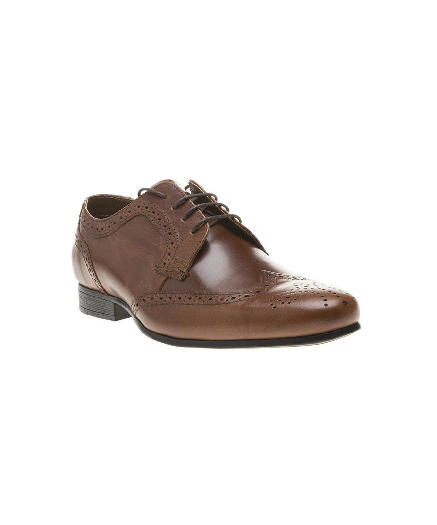 Gemaakt van rijk bruin leer. de tijdloze Leeson herenschoenen zijn een slimme toevoeging aan je garderobe. De klassieke brogue heeft ook een gewatteerde binnenzool voor maximaal comfort.
