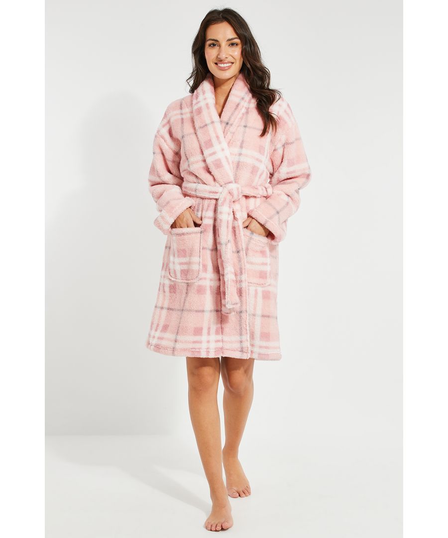 This printed shawl collar robe from Threadbare features spacious slip pockets and fastens at the waist with a self-tie belt. Made with super soft fabric, this robe is perfect to relax in.