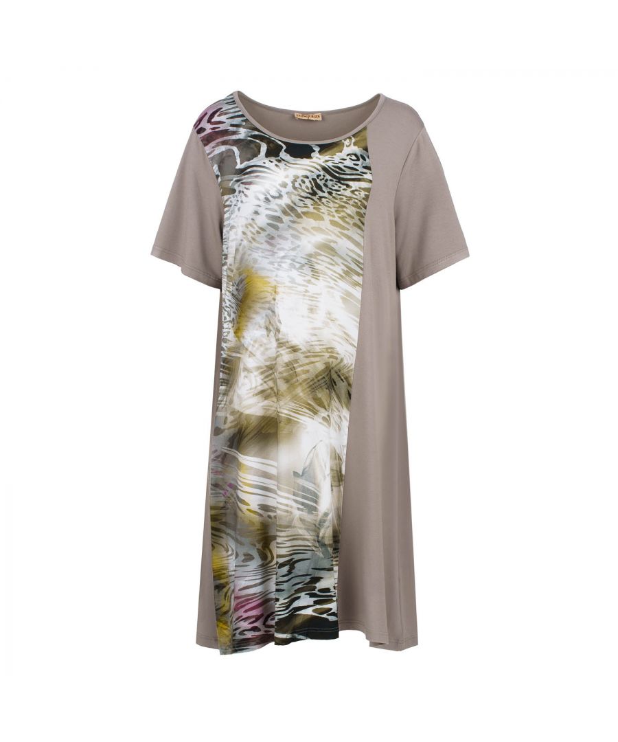 Deze jurk is gemaakt van stretch jersey stof, viscose-elastaan. Het heeft een ronde hals en korte mouwen. Er is een abstract dierenprintdetail aan de voorkant. Dit kledingstuk is gestileerd in een oversized los silhouet en heeft een knielengte.