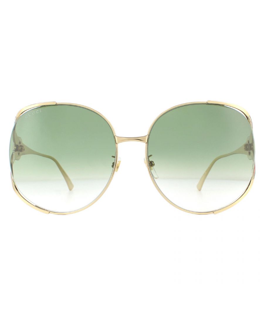 Gucci zonnebrillen GG0225S 003 Gold Green Gradient zijn een oversized ronde stijl met een elegant en opwindend tempelontwerp. Afgewerkt met de Gucci -kleuren en het in elkaar grijpende GG -logo, zullen deze zonnebrillen zeker opvallen van de menigte!
