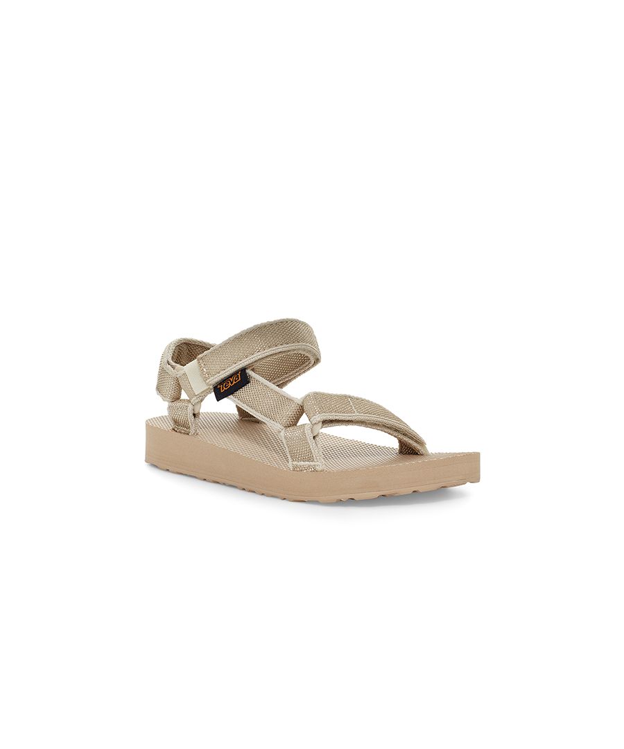 A mini remake of the adult’s Original Universal, this kid-friendly water sandal is geared for outdoor adventures with water-loving straps made from recycled plastic. Geared for free-spirited little ones, easy hook-and-loop closures provide early independence with easy on and off.