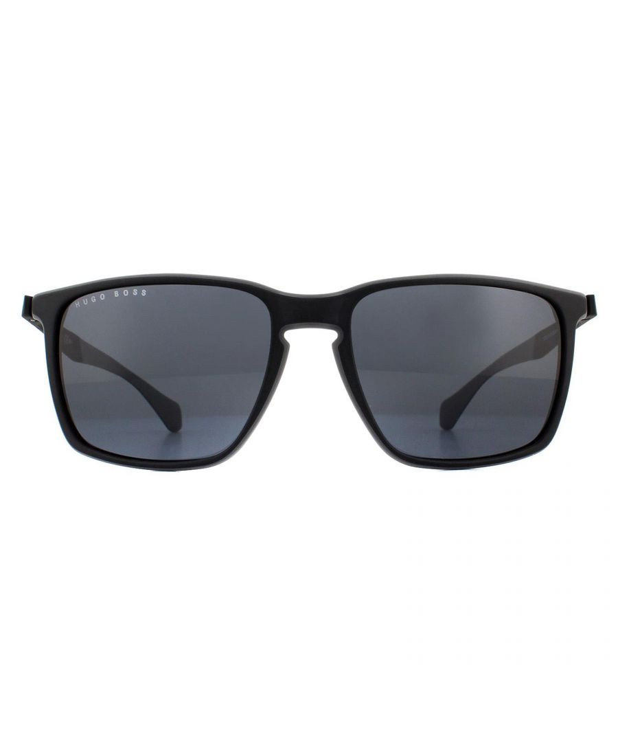 Hugo Boss Sunglasses 1114/s O6W IR Dark Gray zijn een klassieke en veelzijdige rechthoekige stijl die volledig is gemaakt van lichtgewicht plastic. De buitenrand van het frame is gekleurd om bij de Hugo Boss -belettering op de tempels en de binnenkant van de tempeltips te passen.